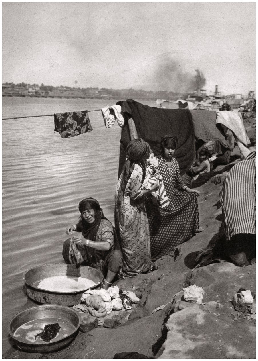 Lavandaie sulle rive del Tigri, Baghdad, Iraq, 1925 da A. Kerim