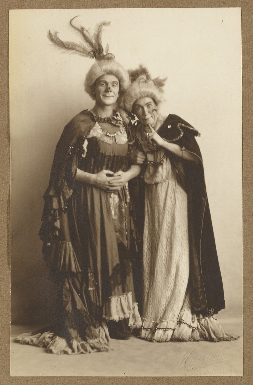 [Uomo e donna in costume, con cappelli di piume] da A. Louis Mojonier