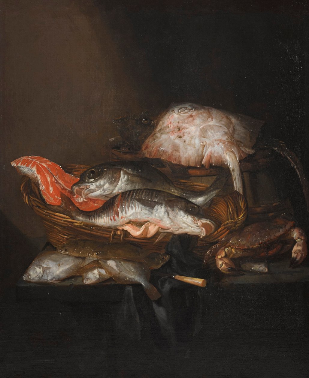 Olandese: Visstilleven Natura morta con una razza su un barile, una bistecca di salmone, un luccioperca e un merluzzo carbonaro in un cesto, con platesse, un coltello e un granchio su un tavolo drappeggiato da Abraham van Beijeren