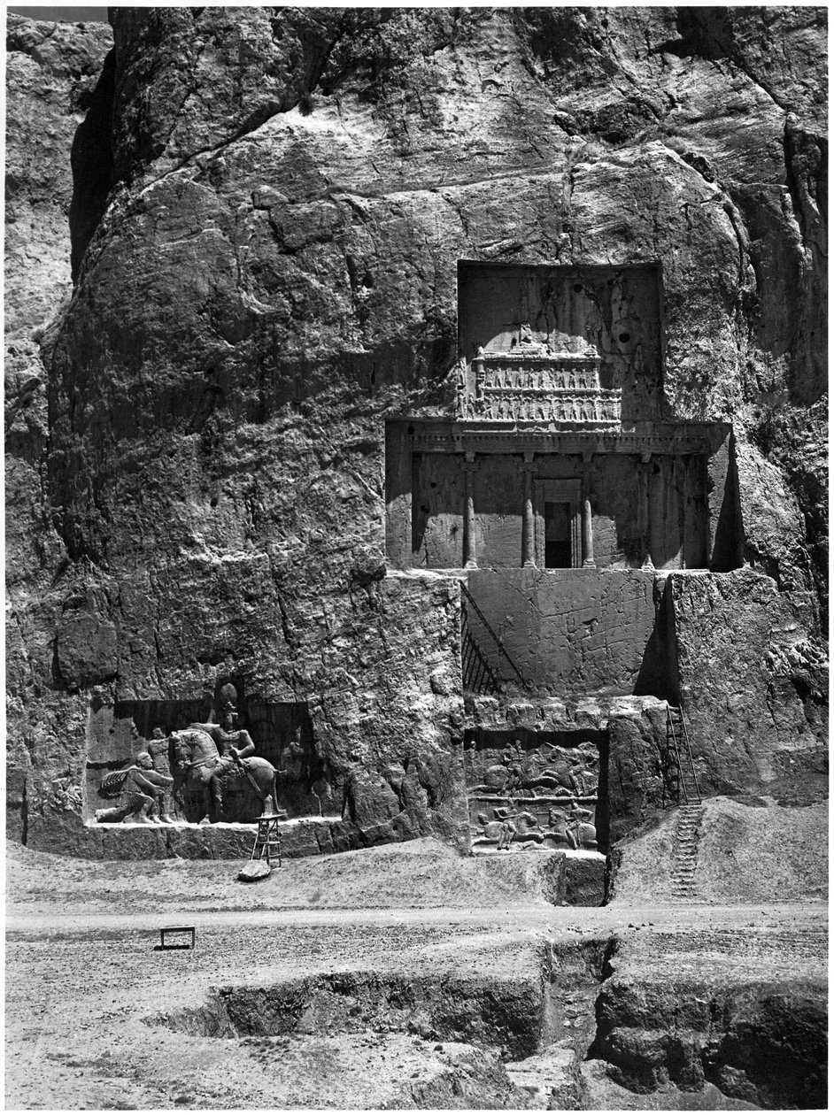 La tomba scavata nella roccia di Artaserse I, c.466-464 a.C., con un rilievo sasanide sotto che raffigura la vittoria di Sapore I sui Romani da Achaemenid