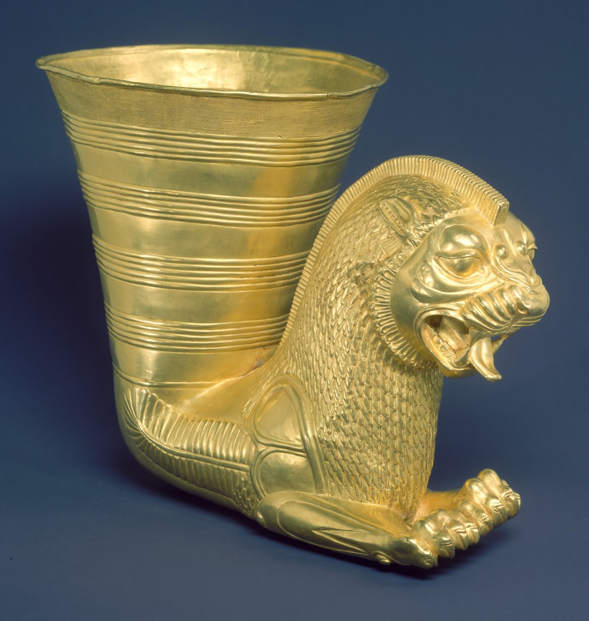 Vaso terminante nella parte anteriore di una creatura leonina fantastica da Achaemenid