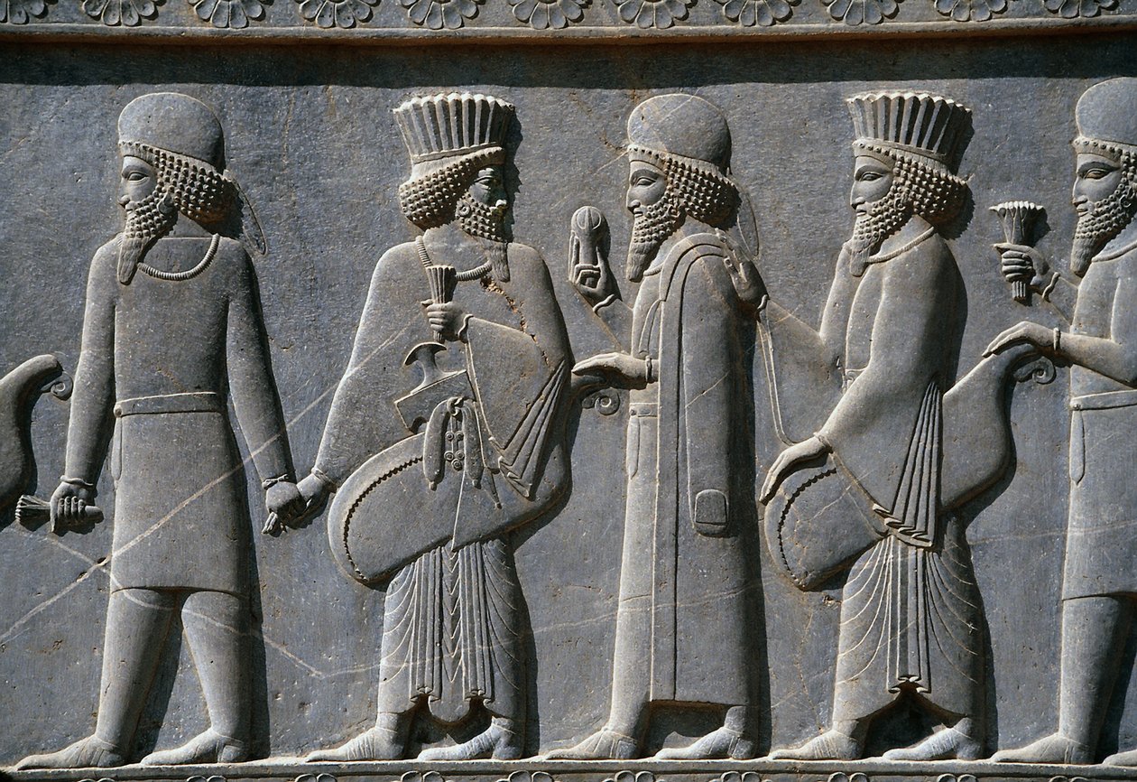 Dettaglio di un fregio processionale sul lato est del Palazzo Apadana, Persepoli, Iran, c.518-465 a.C. (pietra grigia) da Achaemenid