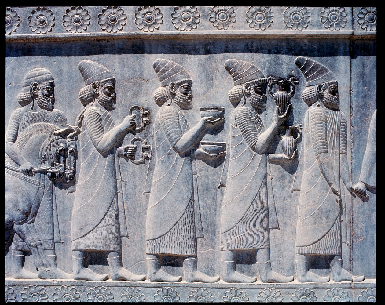 Vista dei rilievi delle scale orientali: ambasciatori assiri che portano offerte e doni da Achaemenid