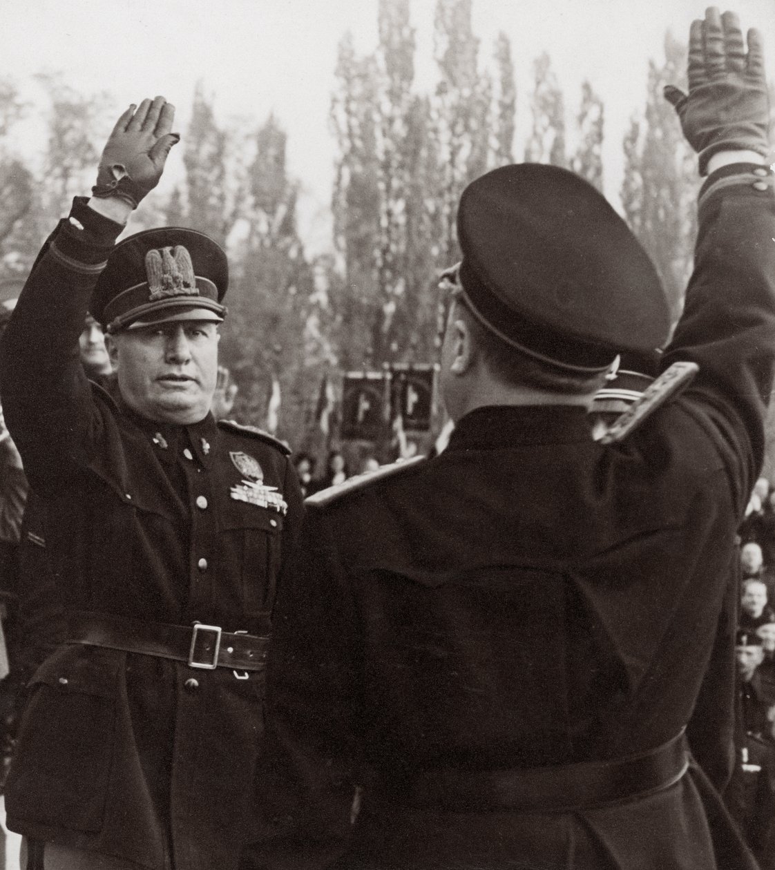 Benito Mussolini onora un ufficiale fascista con un saluto da Achille Villani