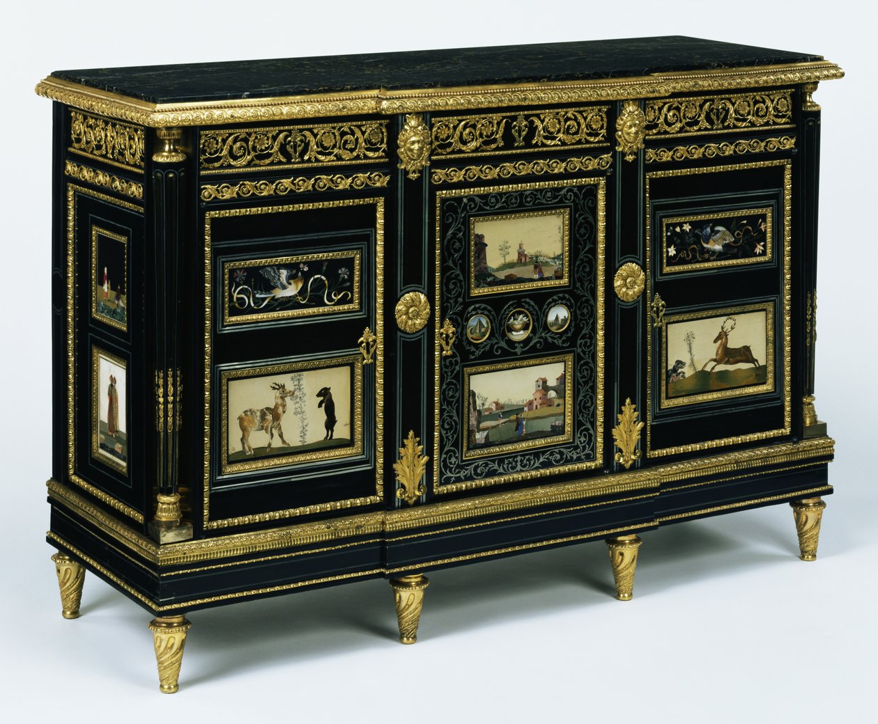 Uno di un paio di armadi montati con placche di pietra dura della fine del XVII secolo, c.1785 da Adam Weisweiler