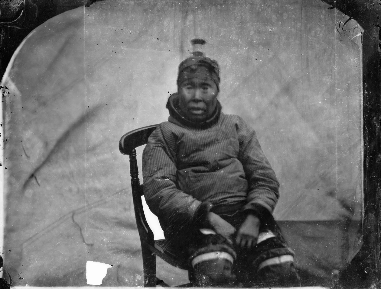Una donna anziana Inuk seduta su una sedia da Admiral Edward Augustus Inglefield