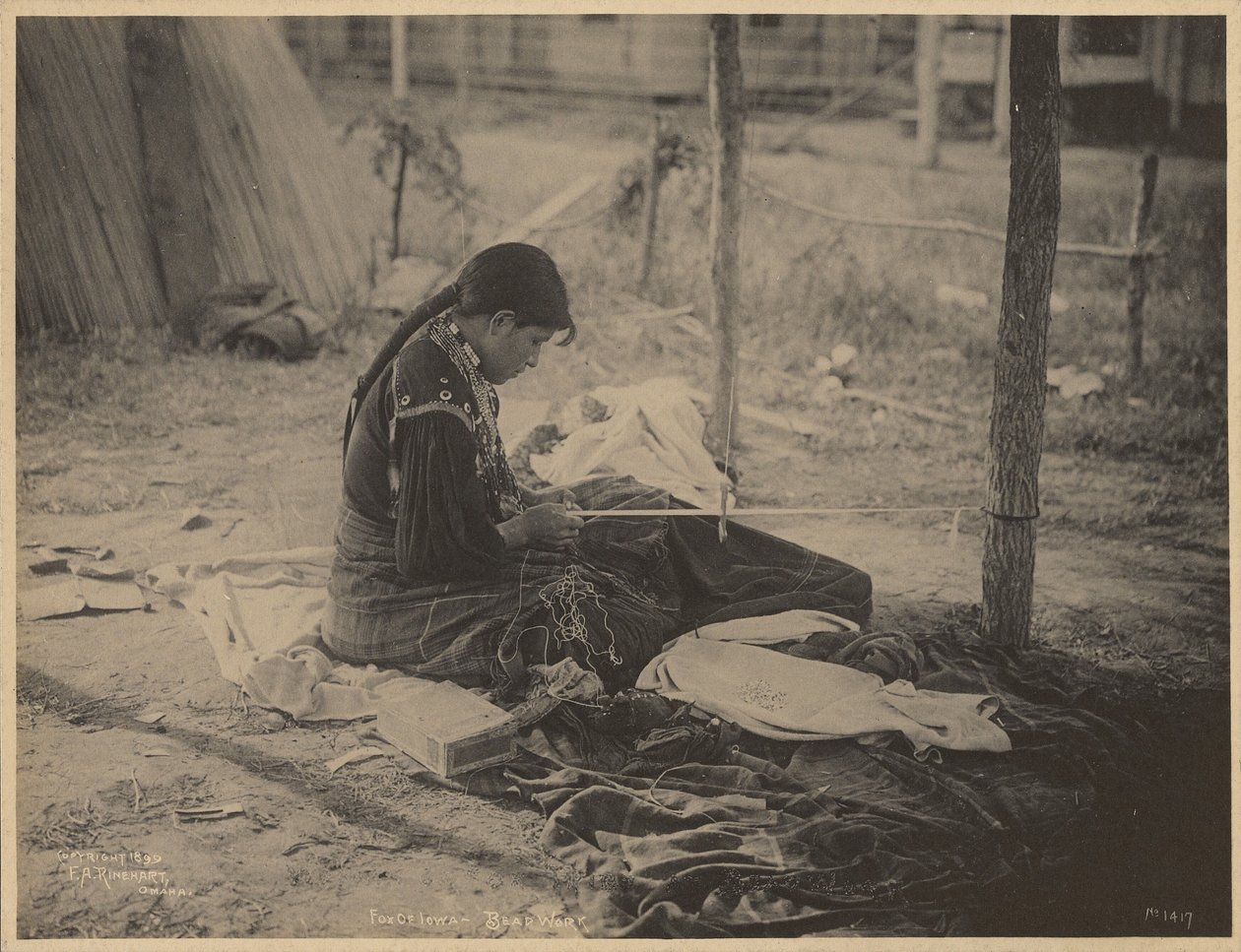 [Donna della nazione Meskwaki impegnata nella lavorazione delle perline].
 da Adolph F. Muhr