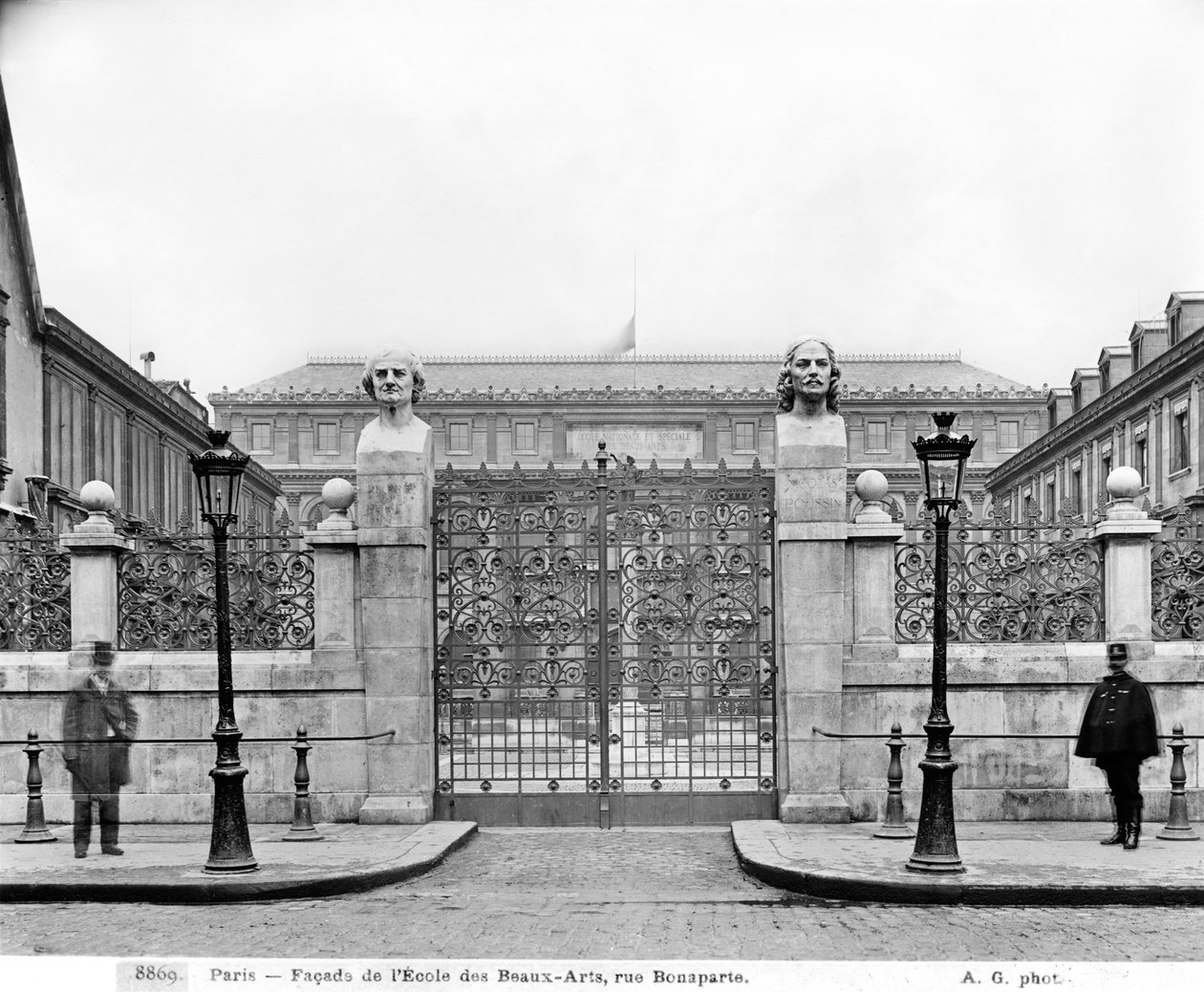 Ecole Nationale Superieure des Beaux-Arts, rue Bonaparte, c.1890-99 da Adolphe Giraudon