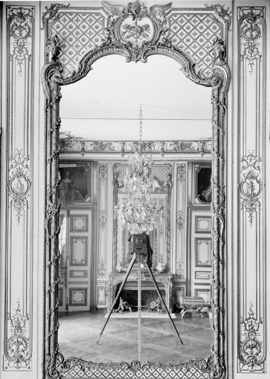 Fotografia di uno specchio al Castello di Versailles con il riflesso della macchina fotografica di Giraudon, c.1890 da Adolphe Giraudon