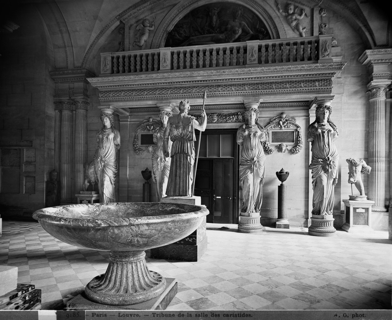 Vista della Tribuna delle Cariatidi nel Museo del Louvre, 1897 da Adolphe Giraudon