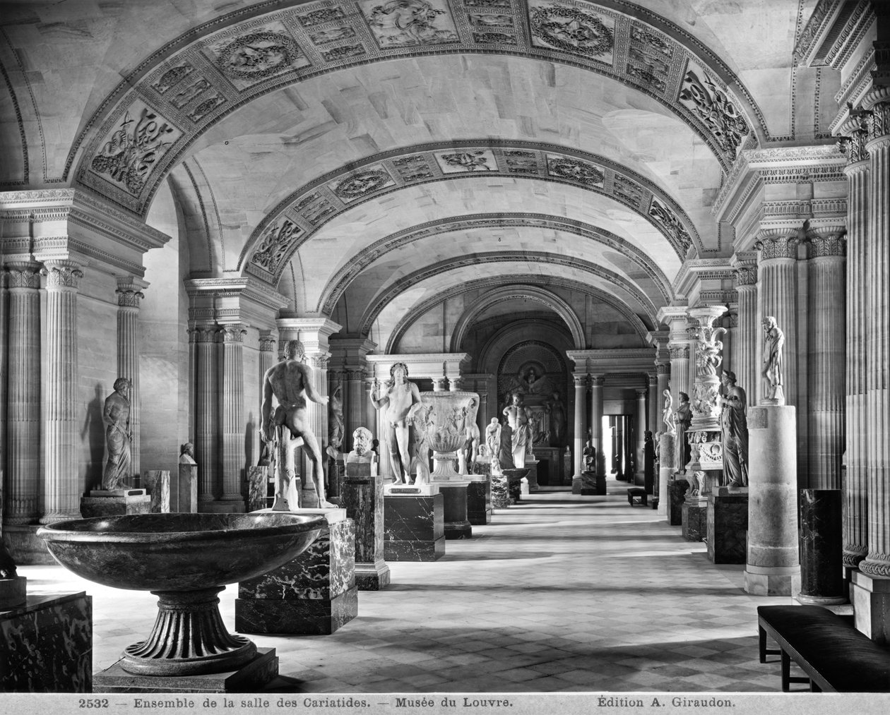 Vista della sala delle Cariatidi nel Museo del Louvre, c.1900-04 da Adolphe Giraudon