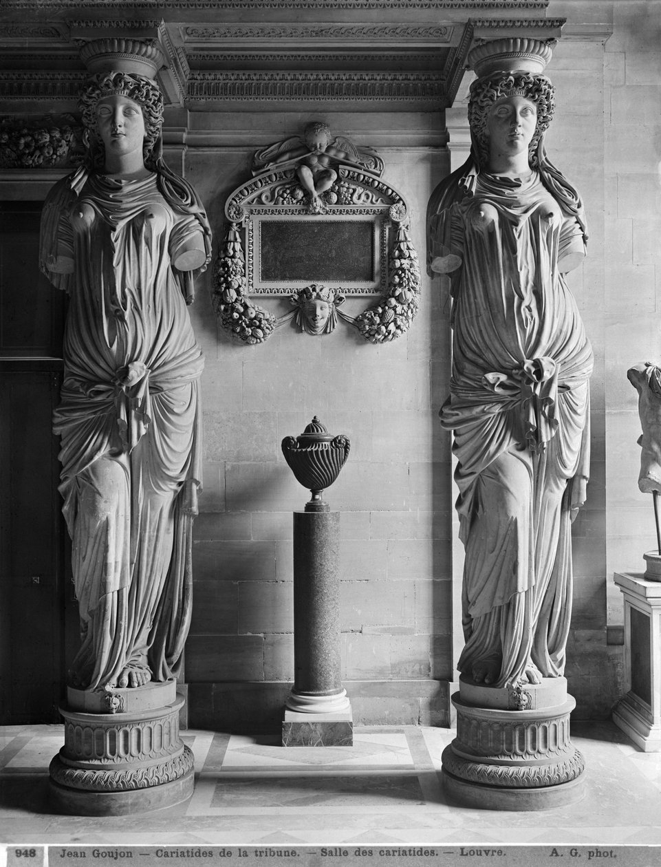 Veduta di due cariatidi dalla Tribuna delle Cariatidi nel Museo del Louvre, fine XIX secolo da Adolphe Giraudon