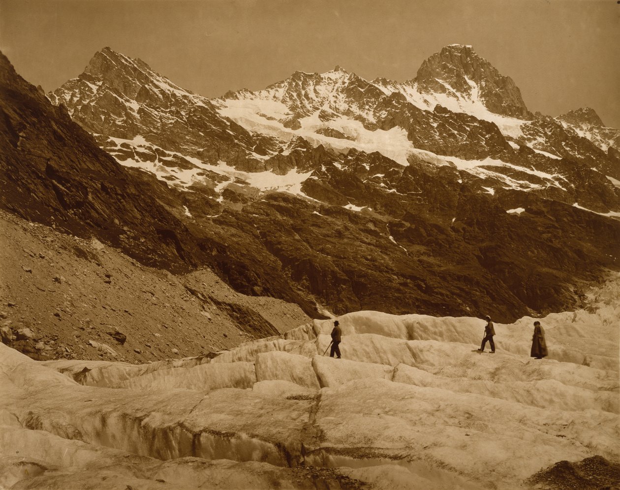 Paesaggio alpino, tre escursionisti su un ghiacciaio, 1860s da Adolphe Braun