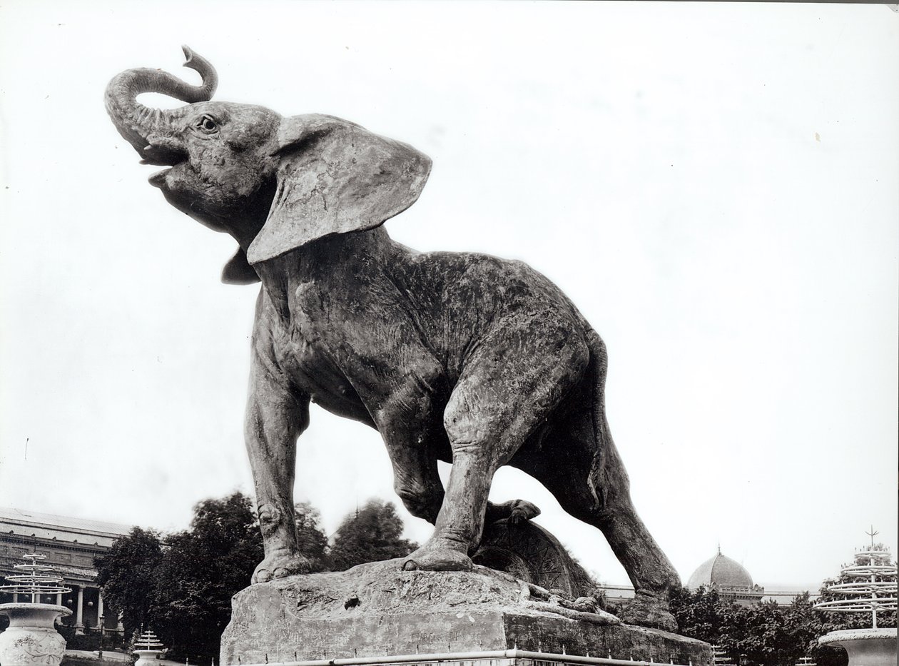 Giovane elefante catturato in una trappola (1878) di Emmanuel Fremiet (1824-1910) davanti al Palazzo del Trocadero, costruito per l