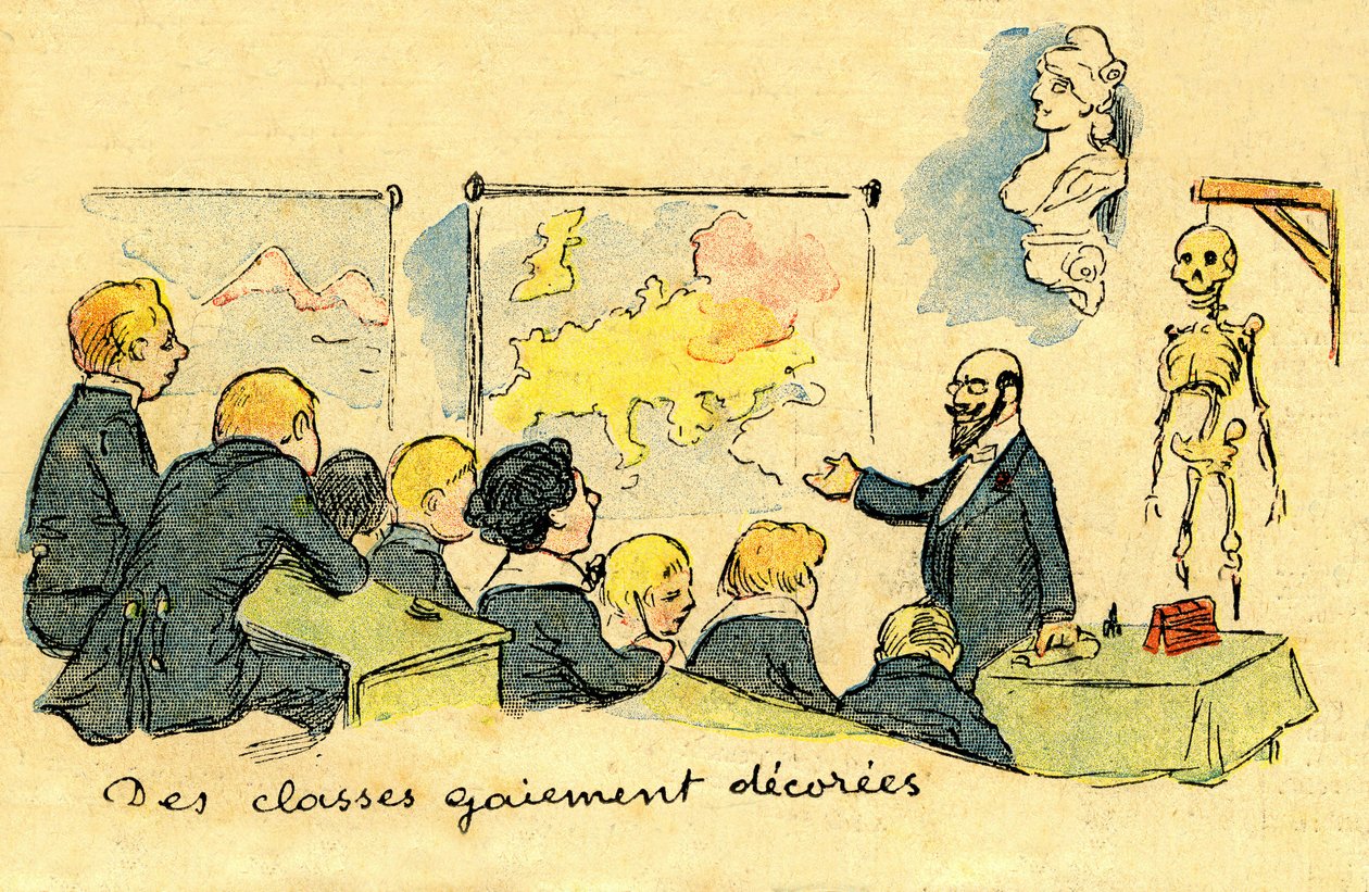 Insegnante di classe davanti a scolari in uniforme, in una stanza "allegramente decorata" (carte geografiche, busto di Marianna e... scheletro!) nel 1900. Disegno di A. Wilette nel supplemento illustrato della Depeche de Toulouse n° 41, 12 ottobre. da Adolphe Leon Willette