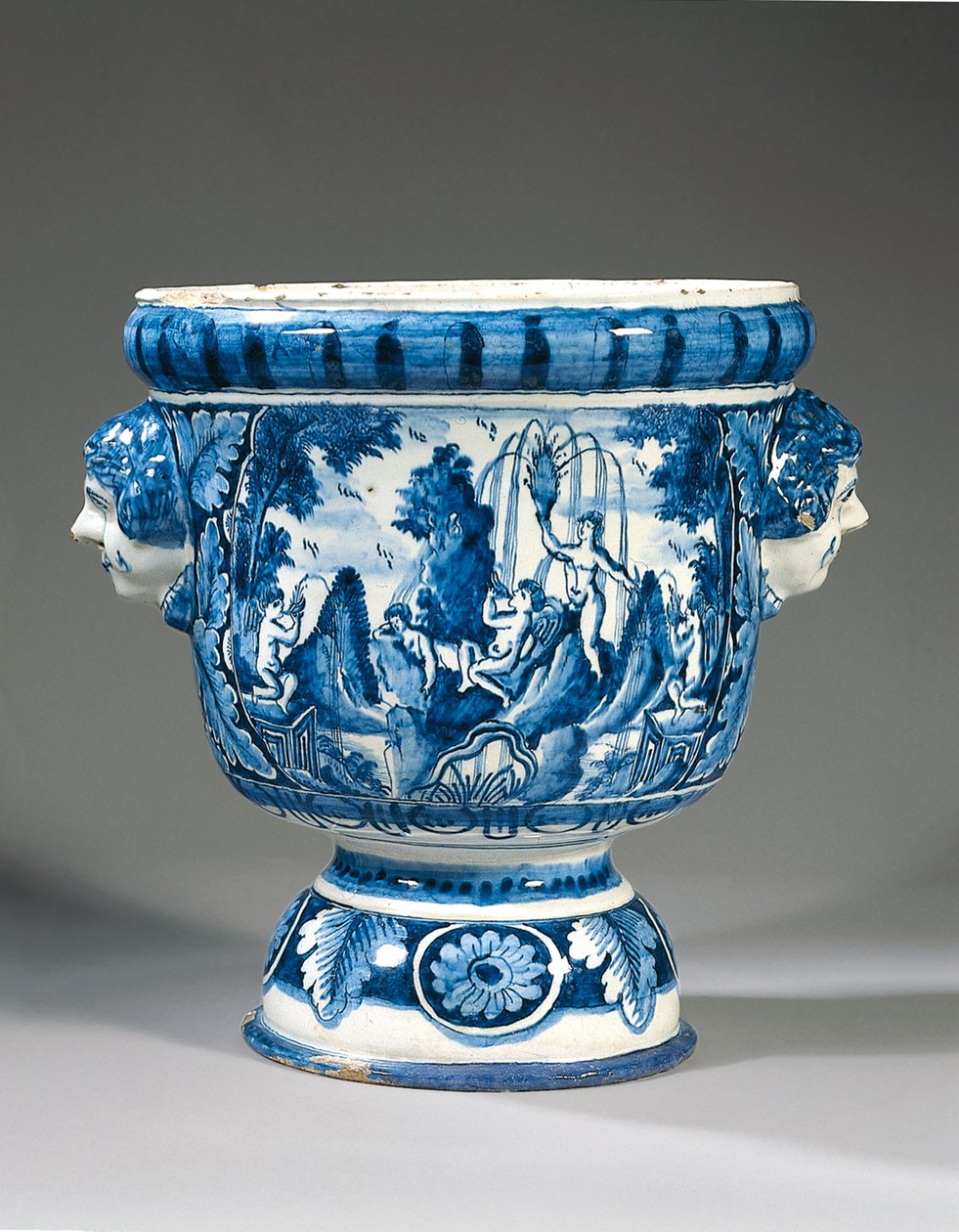 Urna da giardino mitologica a due manici blu e bianca di Delft da Adriaen (fl.1868 d.1701) (attr.to) Kocks