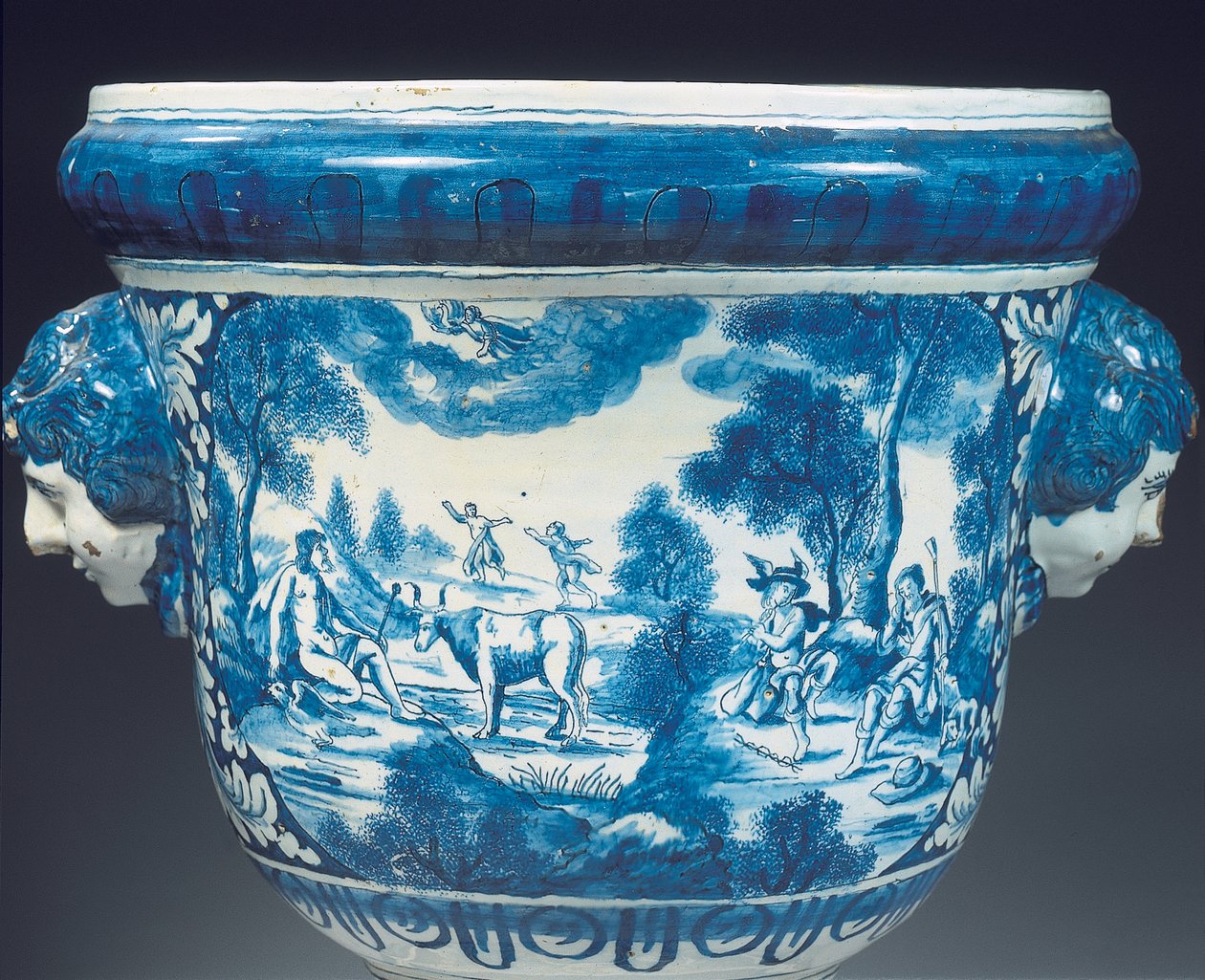 (dettaglio) Grande urna mitologica da giardino in stile barocco di Delft blu e bianca, c.1700 da Adriaen (fl.1868 d.1701) (attr.to) Kocks
