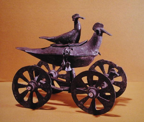 Carro votivo a forma di due uccelli, da Glasinac vicino a Sarajevo (bronzo) da Iron Age