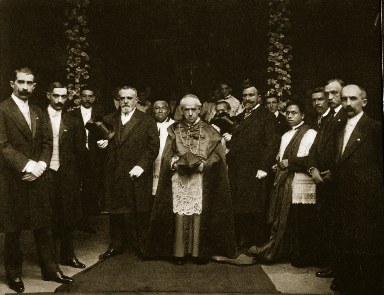Arcivescovo Mora y del Rio da Agustin Victor Casasola