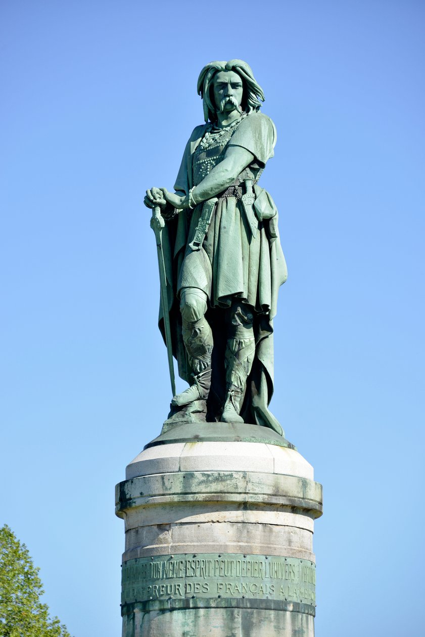 Statua colossale di Vercingetorige (72-46 a.C.), capo gallico - Scultura di Millet Aime (1819-1891) alta 6,60 m eretta nel 1865 nella parte occidentale del Mont Auxois (base alta 7 m di Viollet Le Duc) Alise Sainte Reine 1865 da Aime Millet