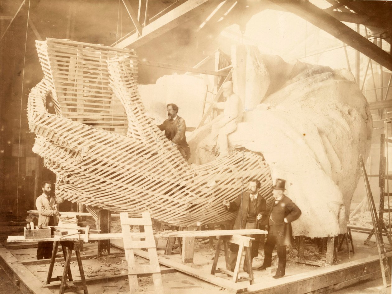 Costruzione dello scheletro e della superficie in gesso per il braccio sinistro e la mano della Statua della Libertà, c.1880 da Albert Fernique
