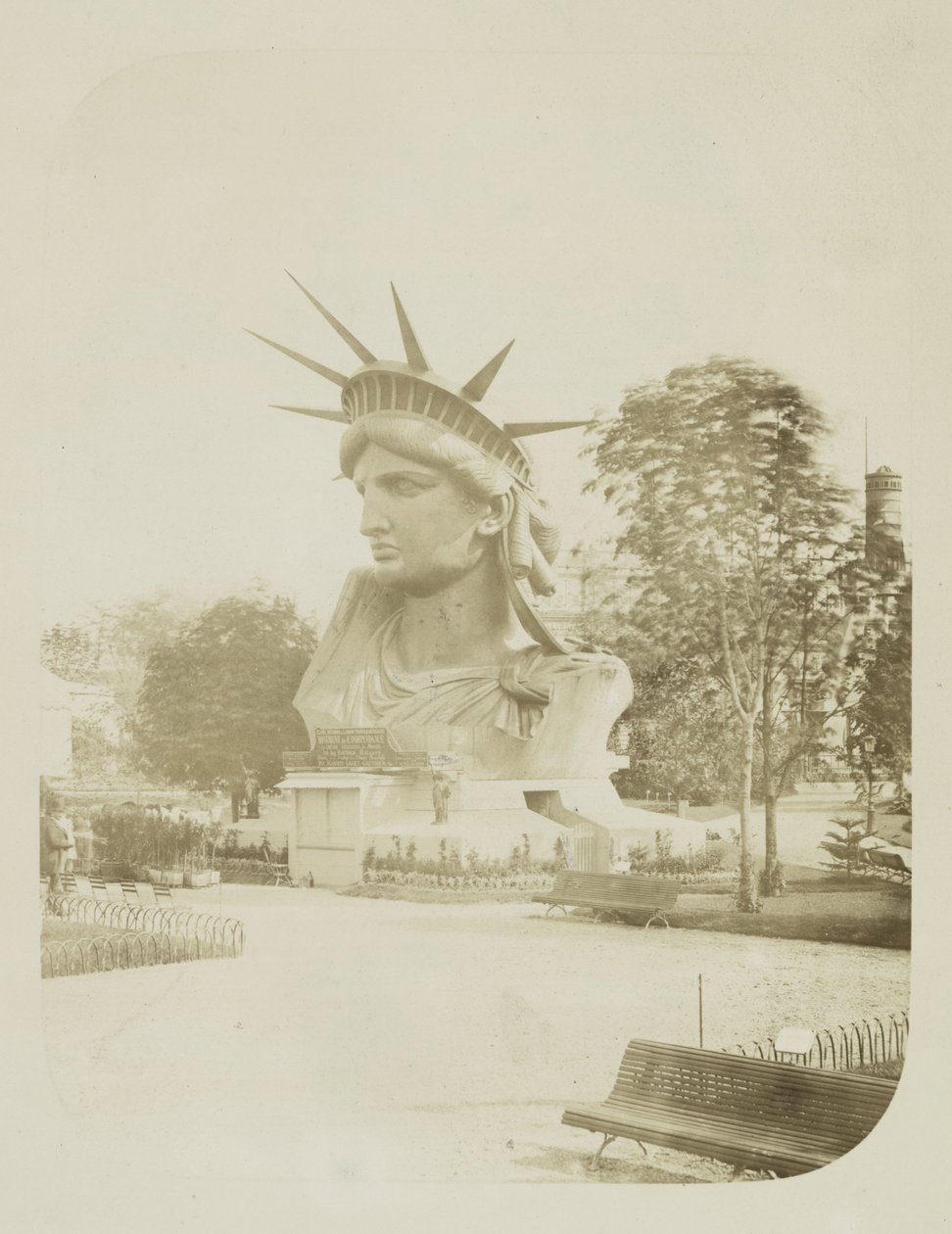 Testa della Statua della Libertà in mostra in un parco a Parigi, 1883 da Albert Fernique