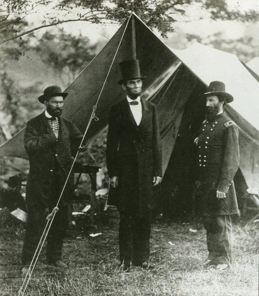 Abraham Lincoln con Allan Pinkerton e il Maggiore Generale John A. McClernand, 1862 da Alexander Gardner