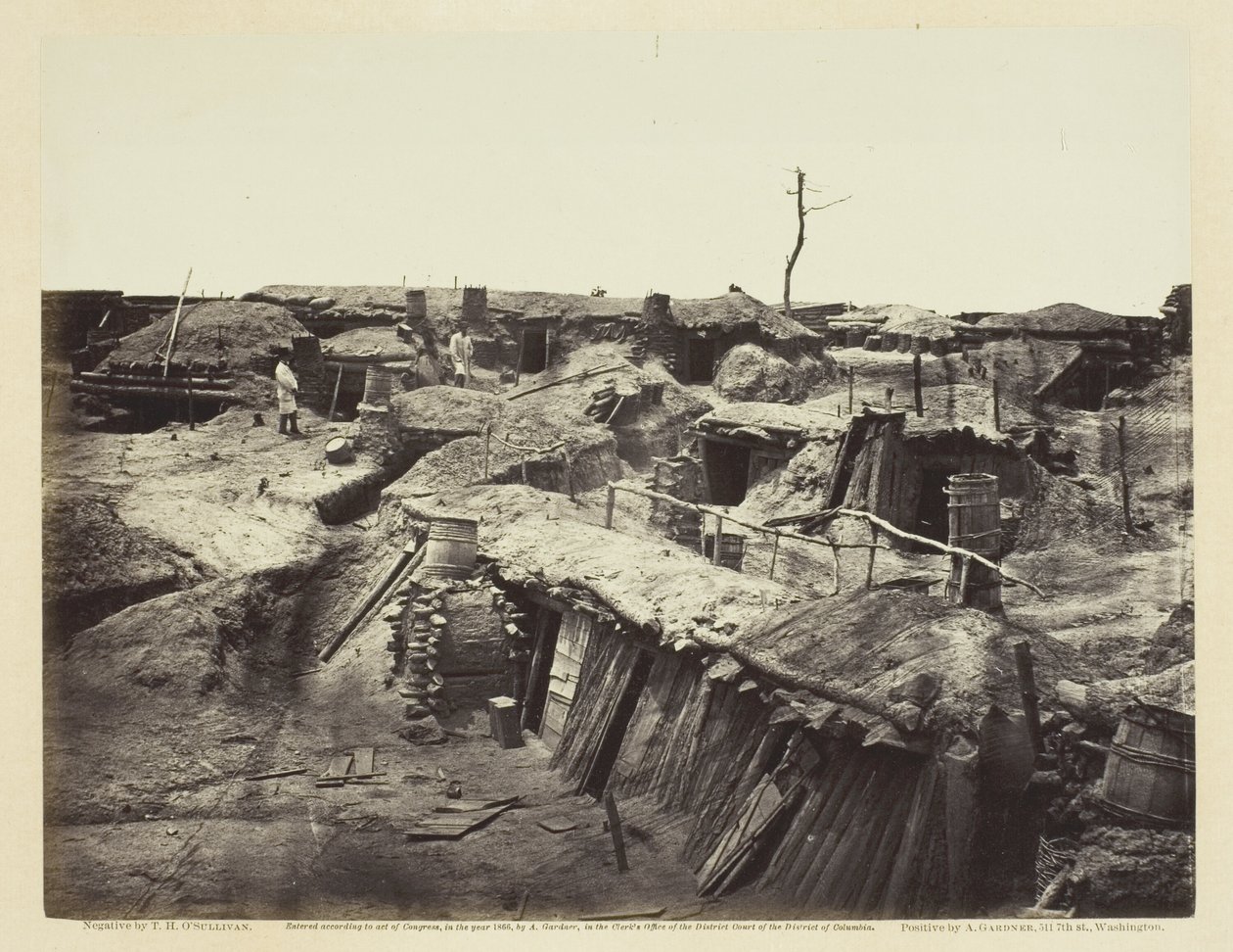 Quartieri degli uomini a Fort Sedgwick, maggio 1865 da Alexander Gardner