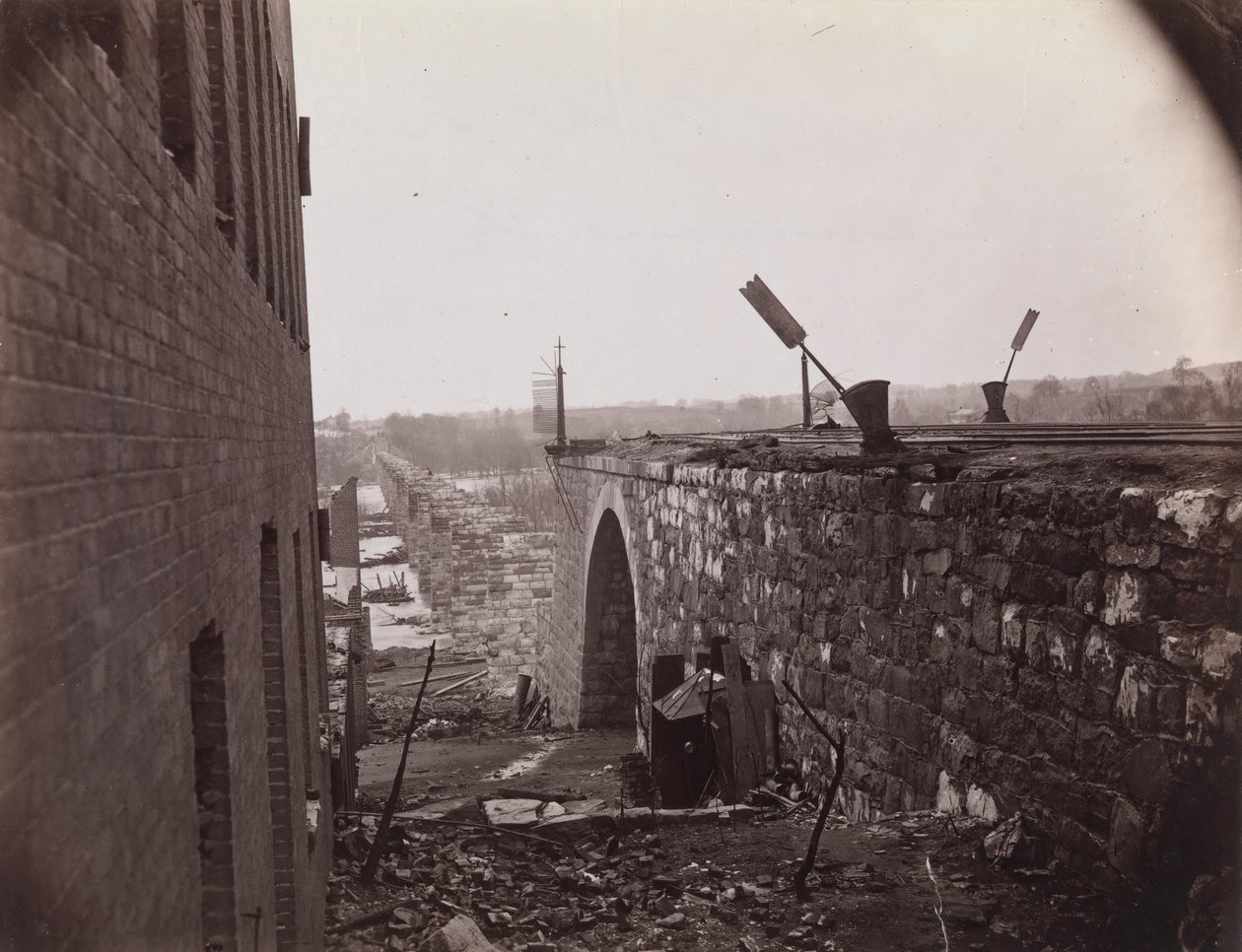 Rovine del ponte ferroviario Richmond & Petersburg, Richmond, Virginia da Alexander Gardner