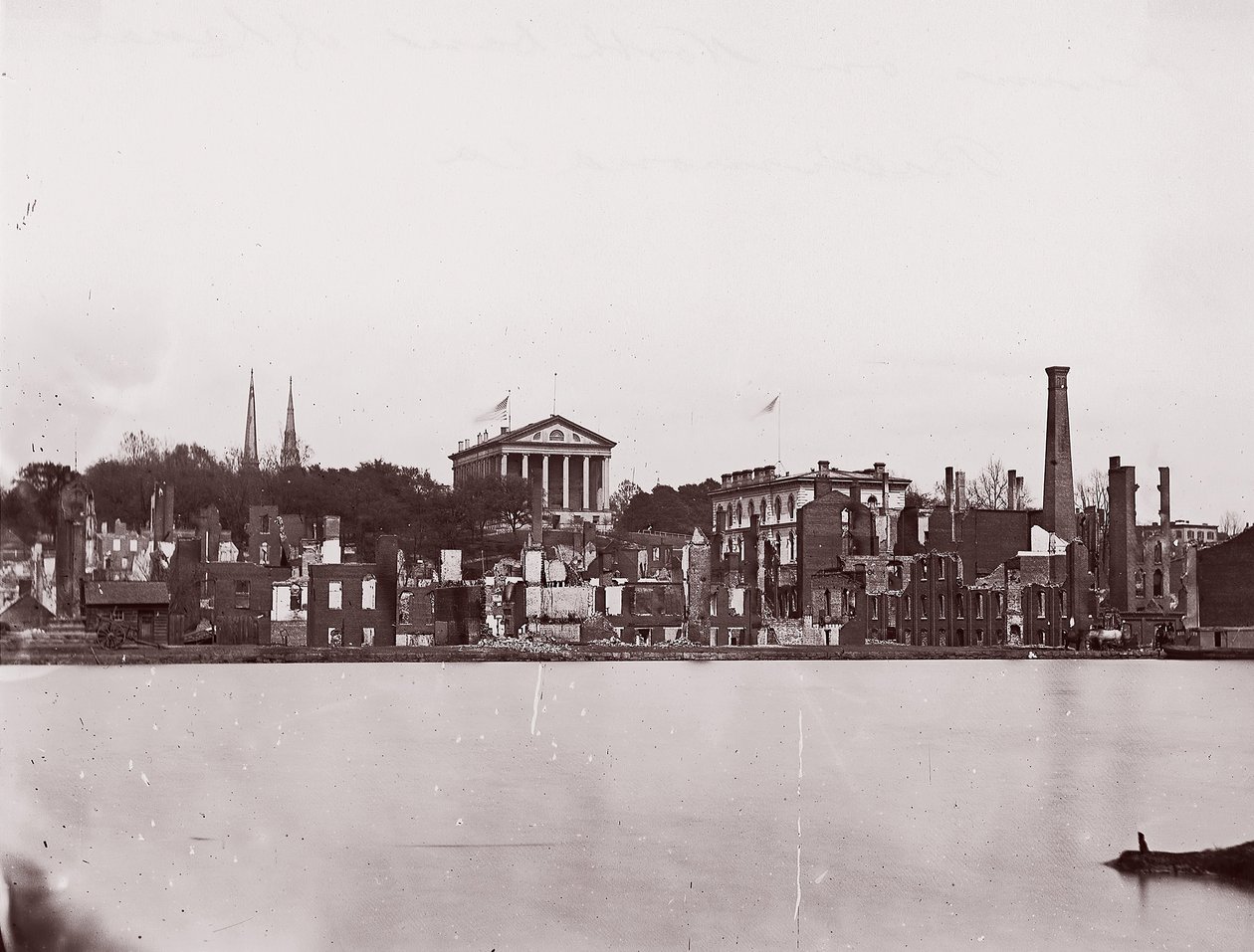 Rovine sulla riva nord del canale, Richmond, 1865 da Alexander Gardner