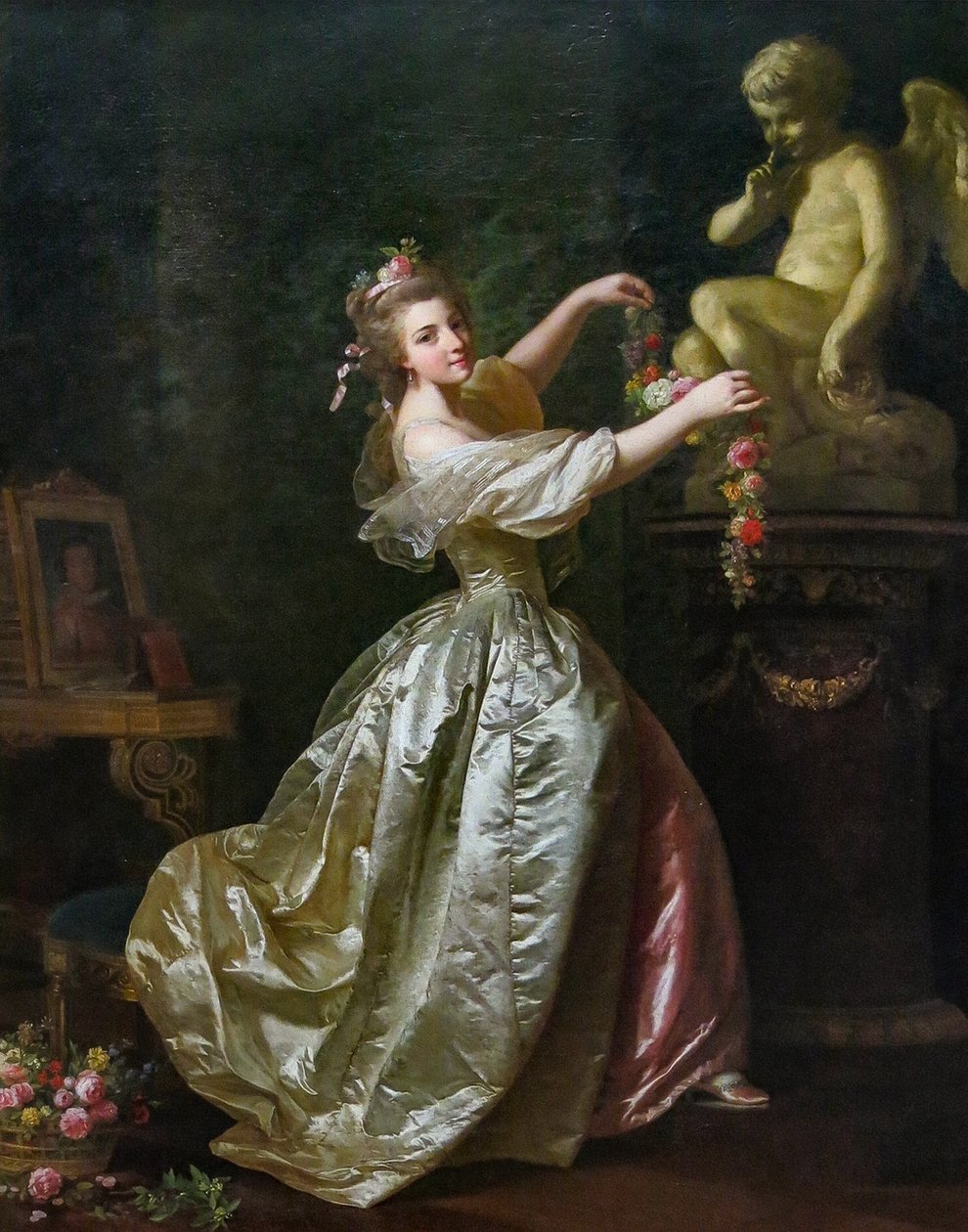 Giovane donna che decora la statua dell