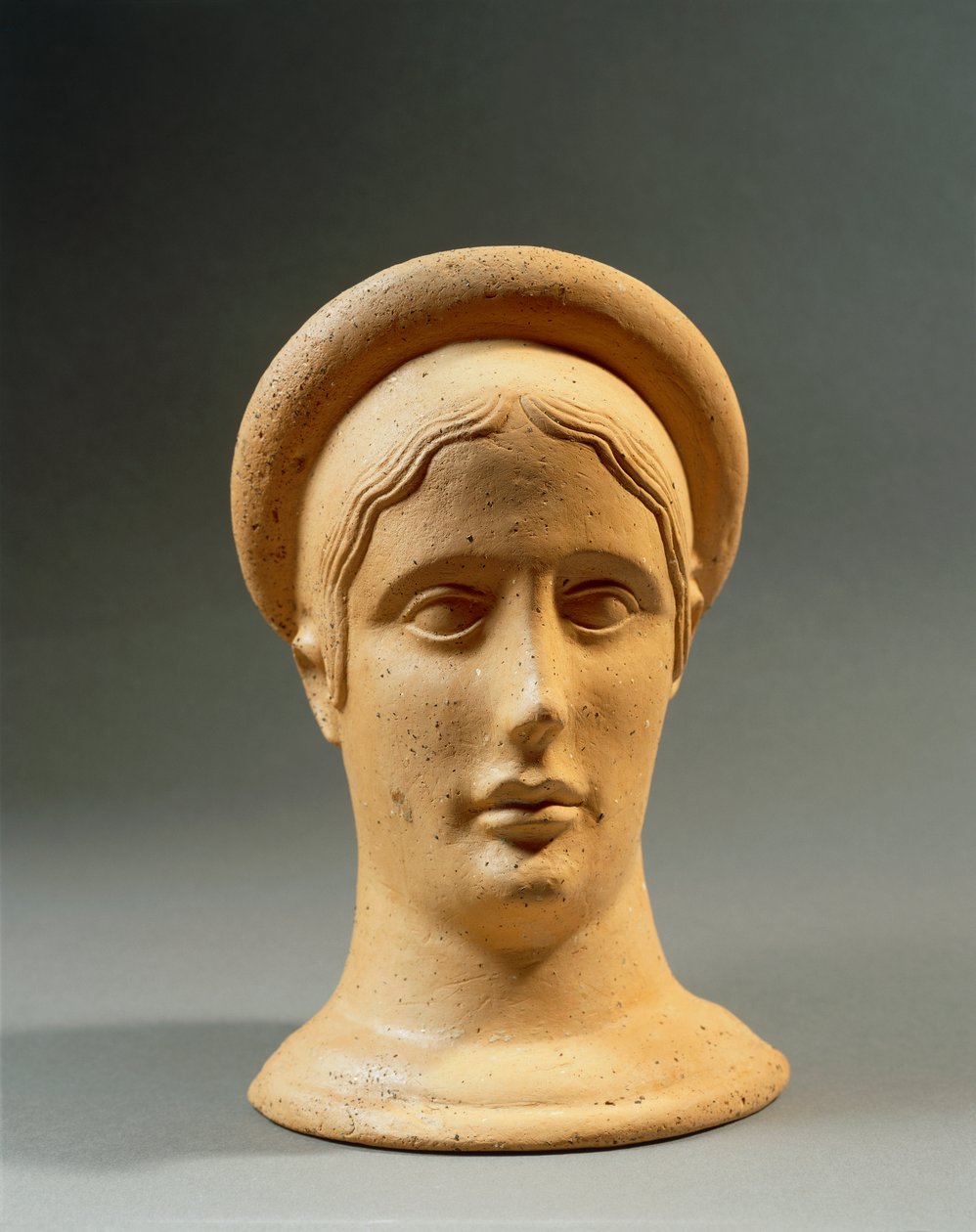 Primo piano di una testa votiva femminile in bronzo con cappello, civiltà italica, IV-III secolo a.C. da Nicolas Toussaint Charlet
