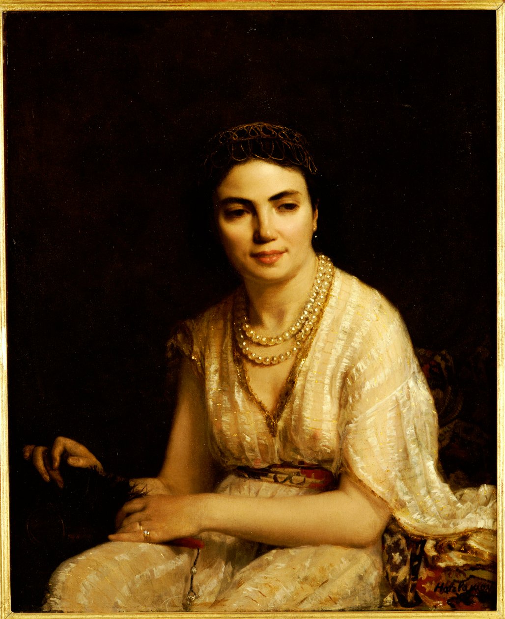 Ritratto di una donna con collana di perle e ventaglio da Alexei Alexevich Harlamoff