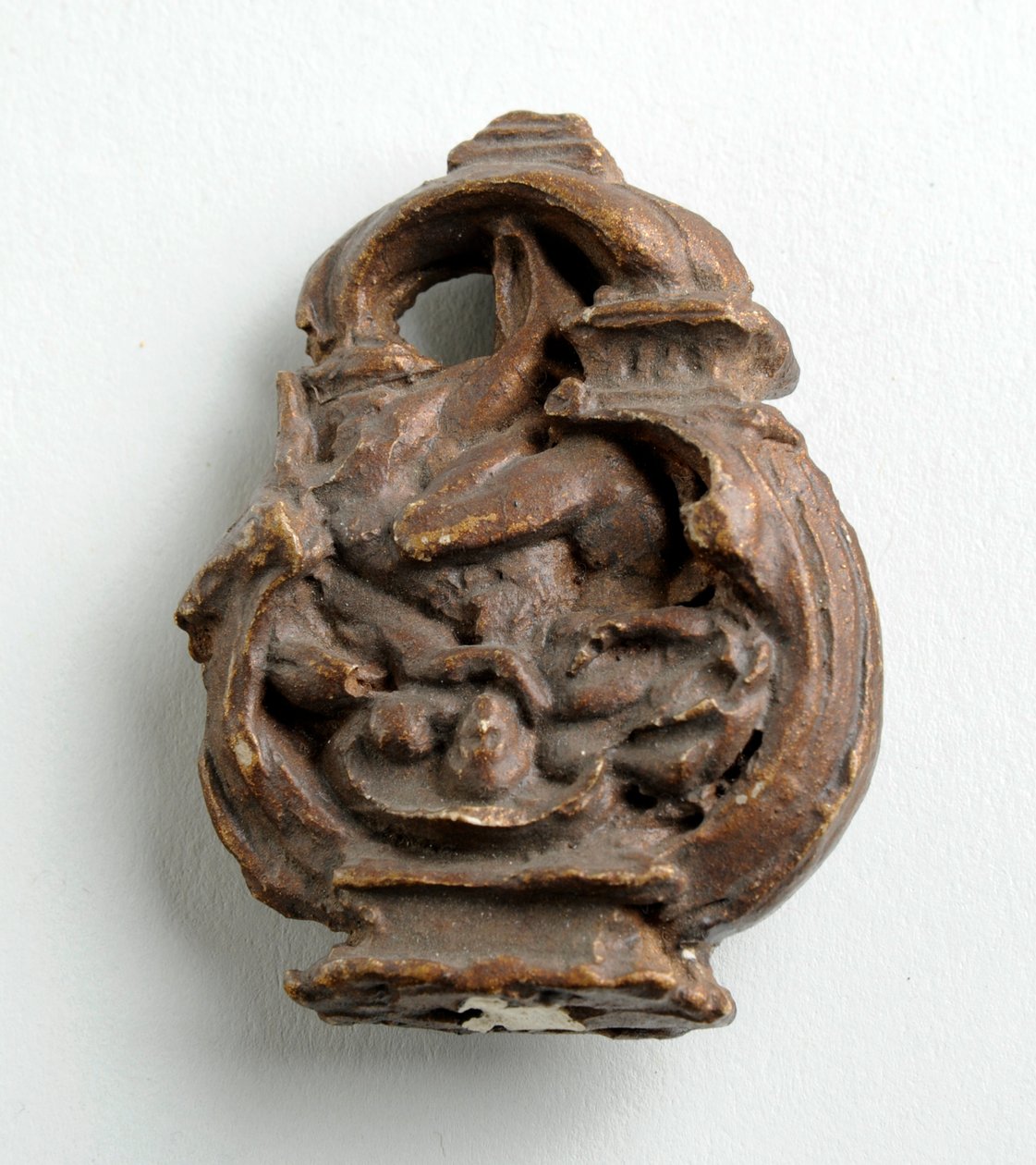 Maquette per un arco chiave con Cupido che sussurra a una ragazza seduta: tre schizzi per il gruppo centrale da Alfred Gilbert