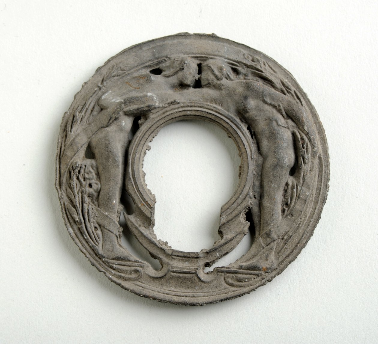 Maquette per un pendente con uno scudo arabescato (gesso bronzato) da Alfred Gilbert