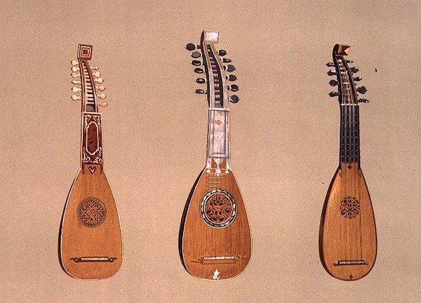 Una pandurina del 1734 e due mandolini milanesi del 1775 e 1739, da 