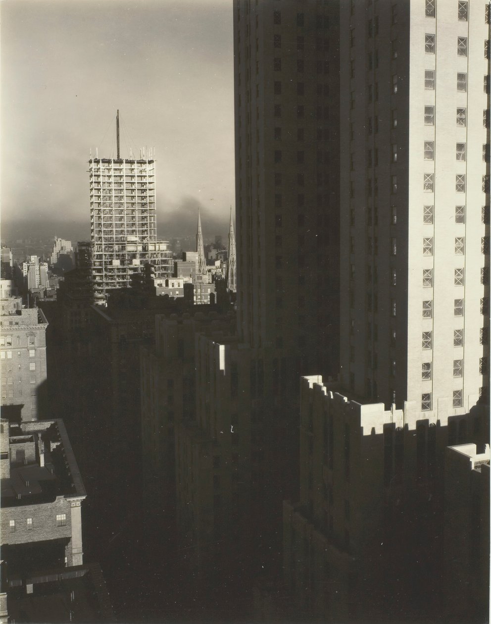 Dalla mia finestra al Shelton, Ovest, 1931 da Alfred Stieglitz