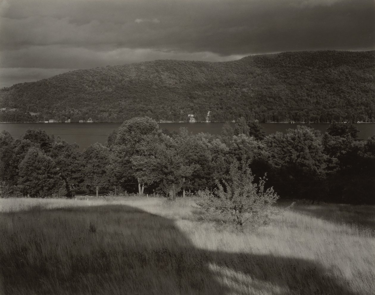 Il lago George visto dalla collina da Alfred Stieglitz