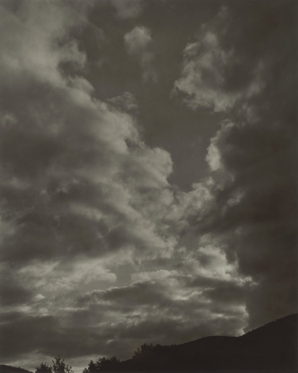 Musica - Una sequenza di dieci fotografie di nuvole, n. II da Alfred Stieglitz