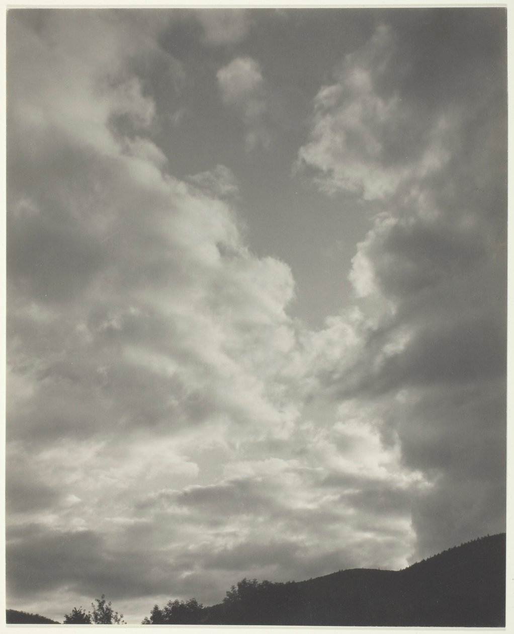 Musica - Una sequenza di dieci fotografie di nuvole, n. II da Alfred Stieglitz