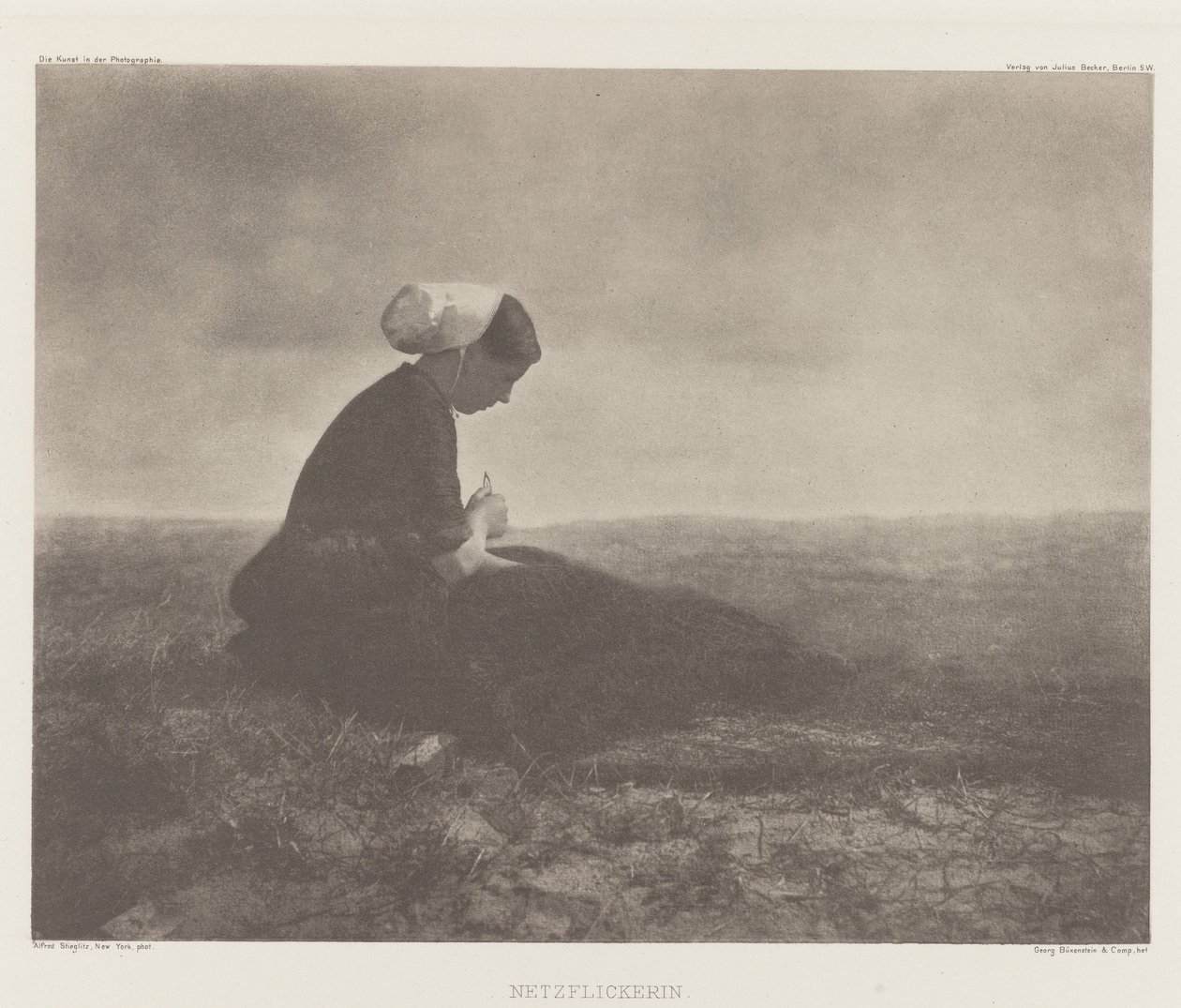 Riparatrice di reti, Katwijk 1894 da Alfred Stieglitz