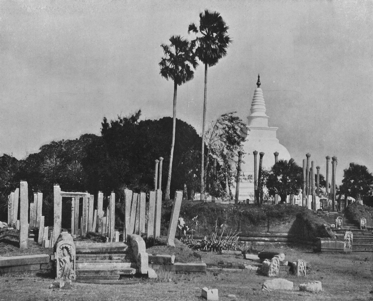 Le Città Rovine di Anuradhapura. Thuparama Dagoba, c1890, 1910 da Alfred William Amandus Plate
