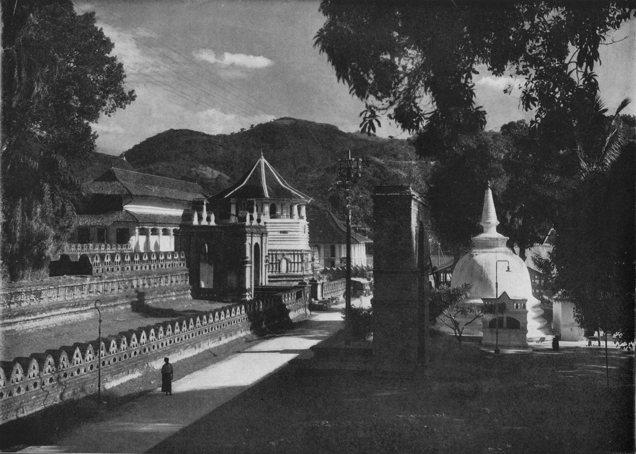 Il Tempio del Dente Sacro e Dagoba, Kandy, Ceylon, c1890, 1910 da Alfred William Amandus Plate