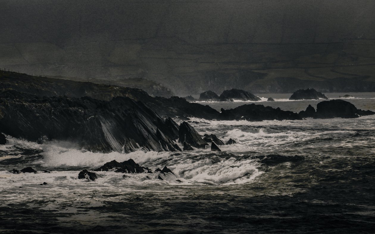 Scogliere vicino a Inch, 2018 (fotografia ridipinta a mano) da Alice Gur-Arie