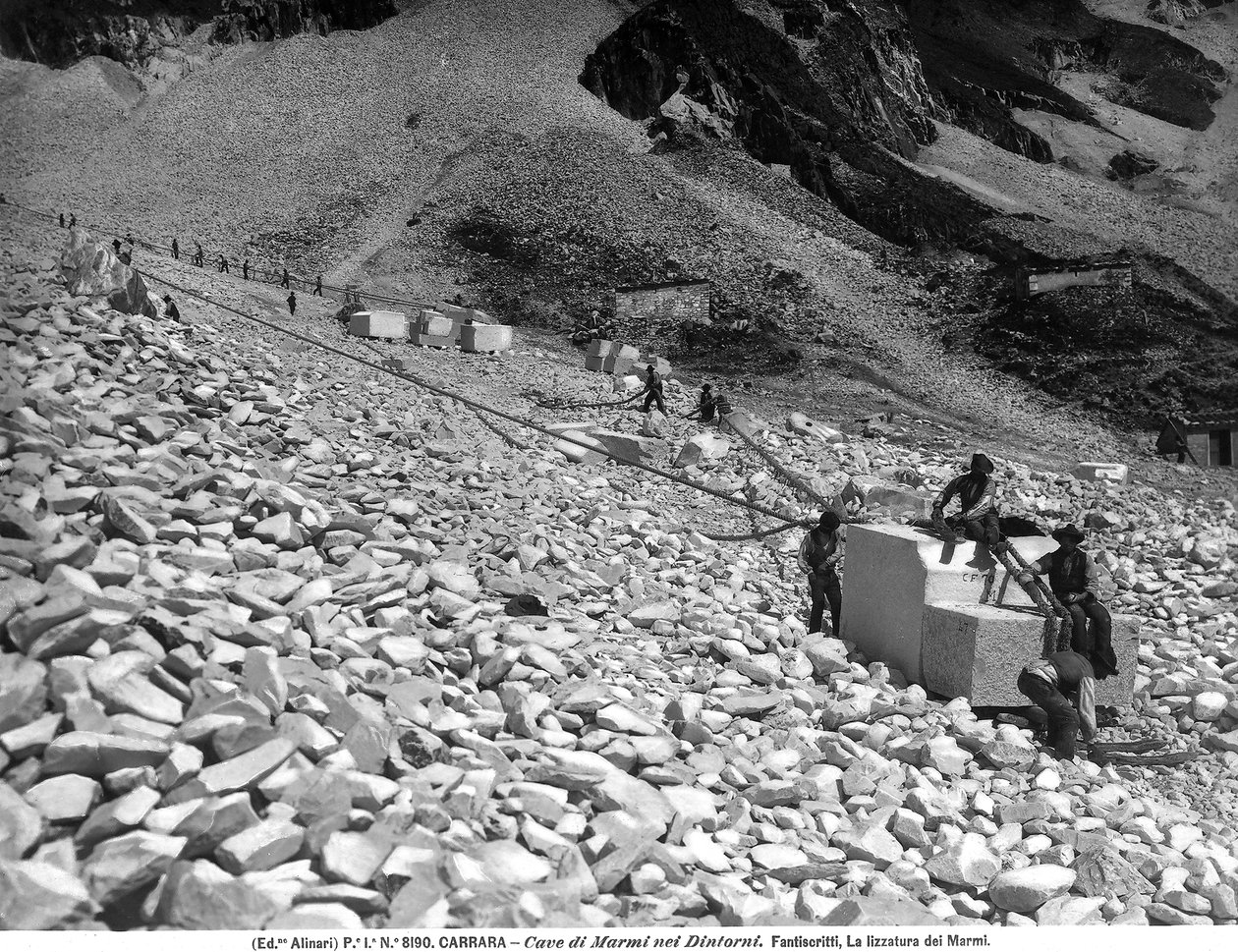 Una fase della lavorazione del marmo nelle cave vicino a Carrara da Fratelli Alinari