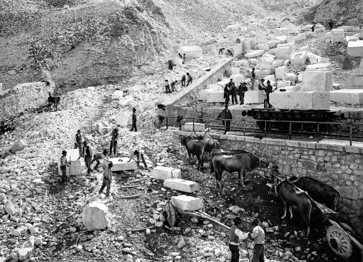 Caricamento di blocchi di marmo alla cava di Ravaccione da Fratelli Alinari