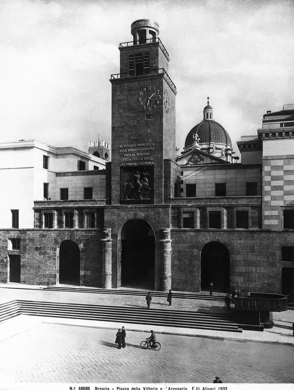 Piazza della Vittoria con Torre Mussolini, Brescia da Fratelli Alinari