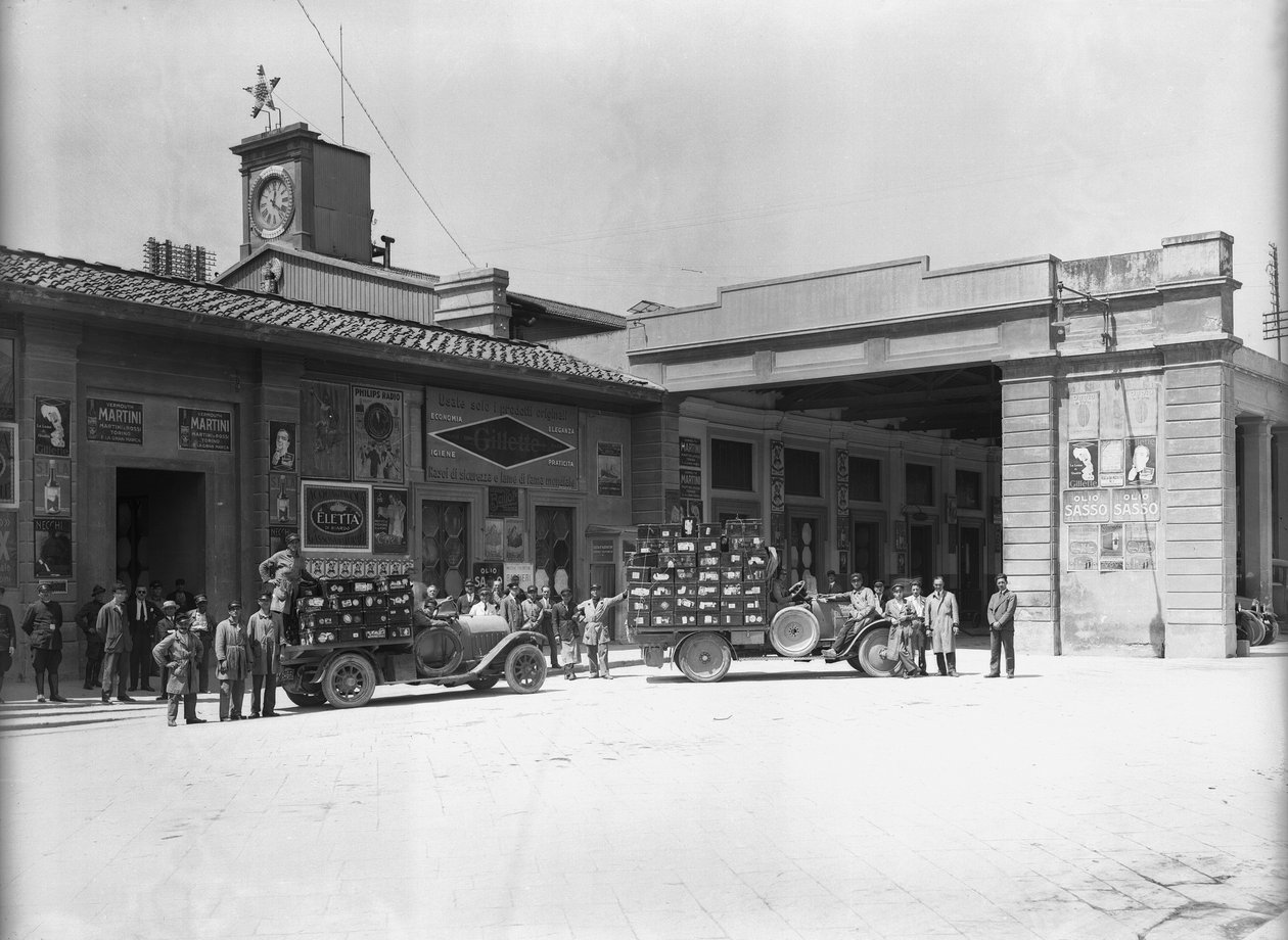 Facchini davanti alla stazione, progettata da Enrico Maria Antonia Present (sul sito dove si trova la nuova stazione ferroviaria di Santa Maria Novella), Firenze (foto in bianco e nero) da Fratelli Alinari