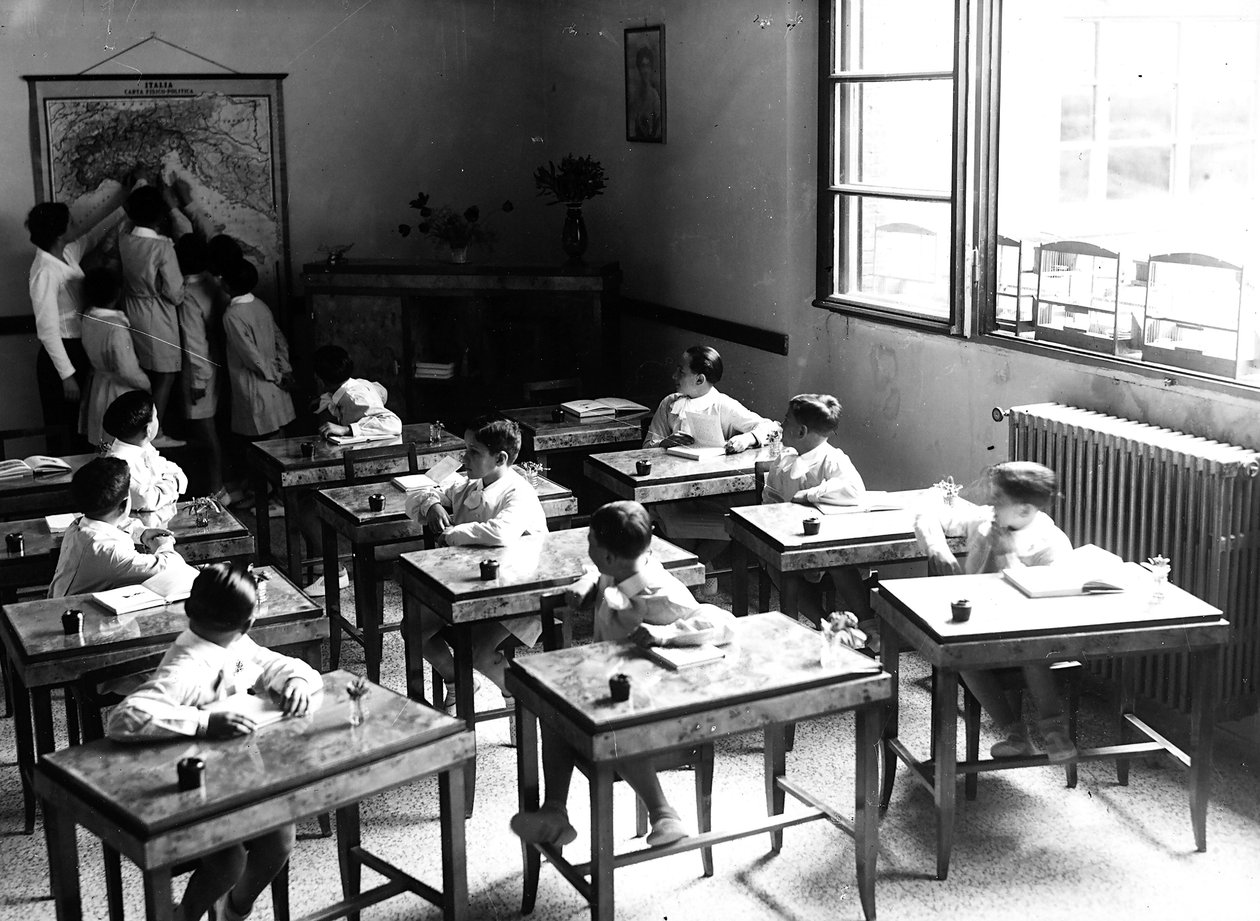 Villa Rosa Maltoni Mussolini: ragazzi in aula da Fratelli Alinari