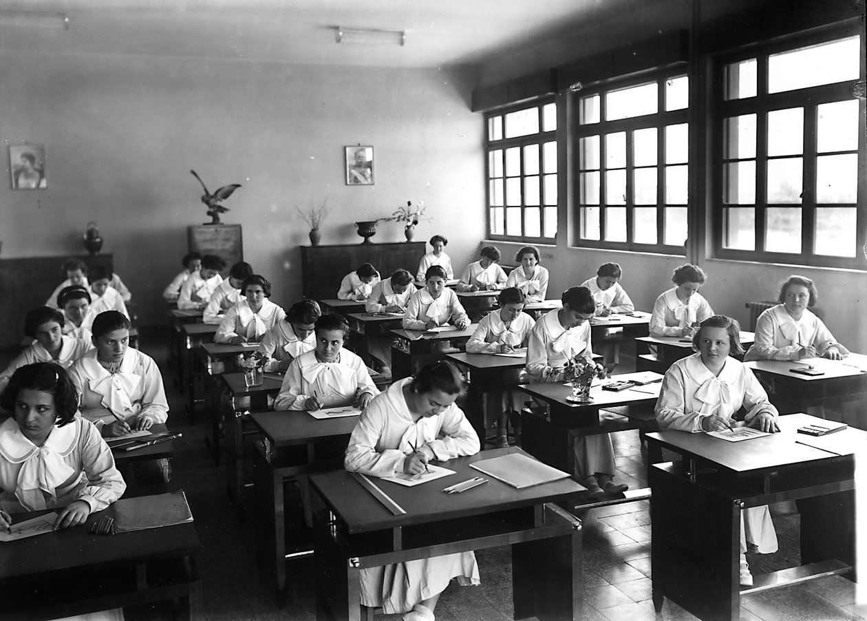 Villa Rosa Maltoni Mussolini: studentesse durante una lezione di disegno da Fratelli Alinari